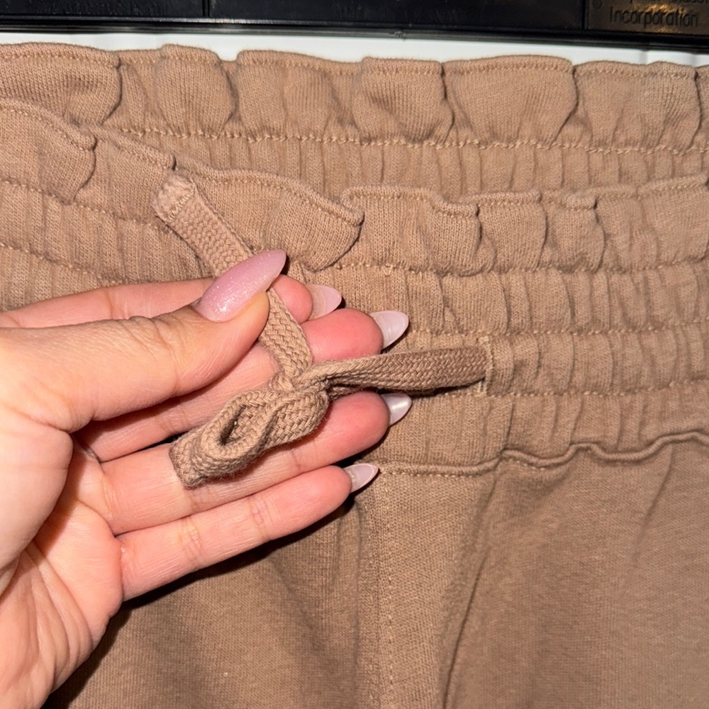 HOLLISTER- ultra high Tan jogger pants size medium - Picture 11 of 14